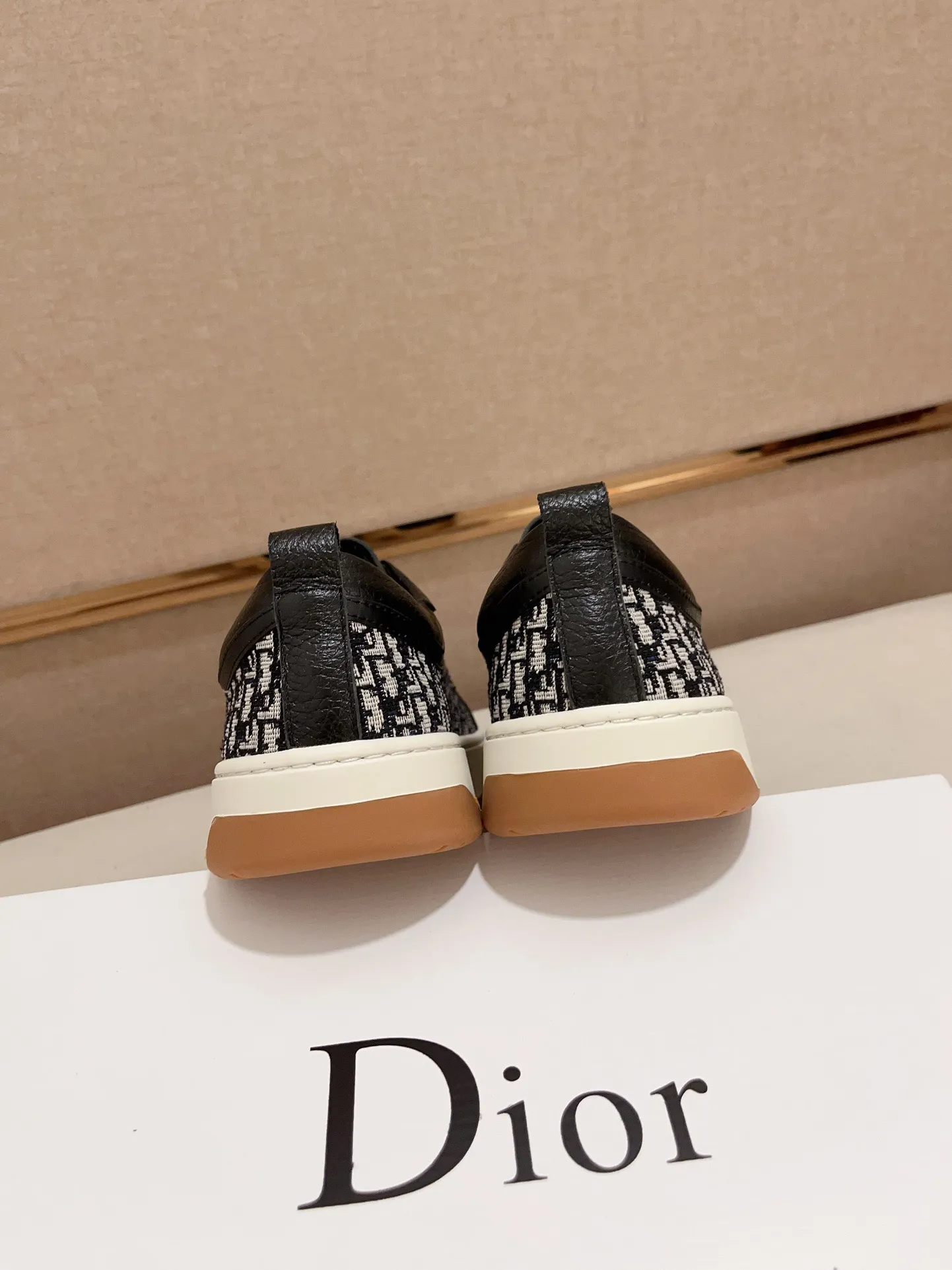 Factory price: 420💰[Dior·Dior] New casual sports style men's shoes, new spring and summer design, perfect workmanship, lace-up lazy style to create wardrobe quality, upper: imported first-layer cowhide, sheepskin lining is soft and comfortable, ultra-light TPU wear-resistant outsole, simple, versatile fashion men's shoes, excellent color code number 38--44. (Can be customized for 45 non-refundable)